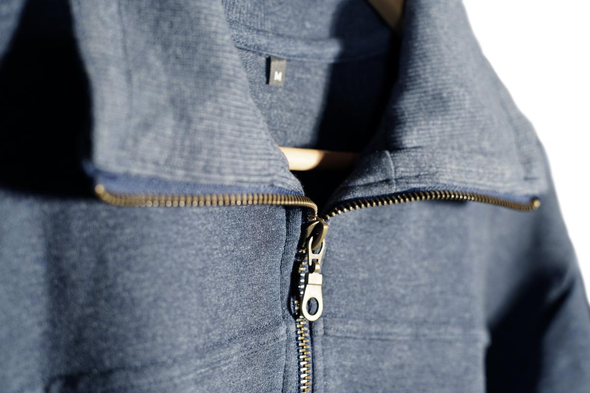 detail zip modrá.jpg