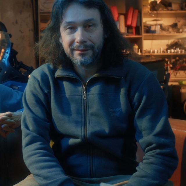 Modrá mikina se stojáčkem