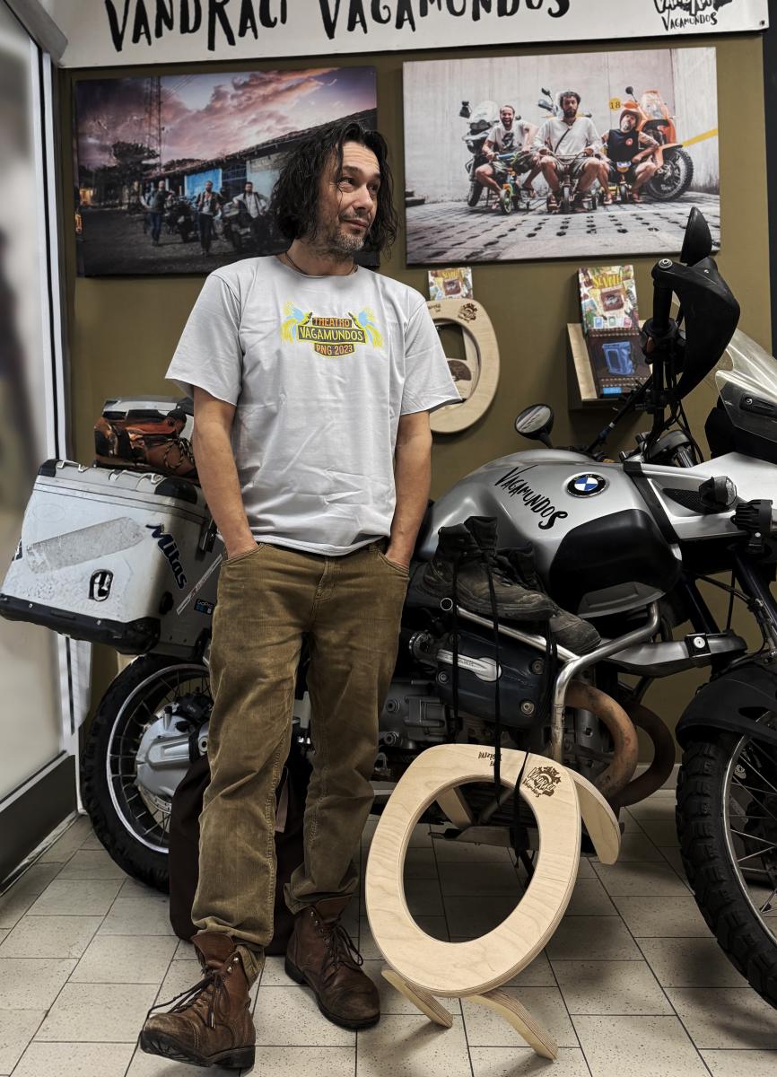 světle šedivá tričko.jpg